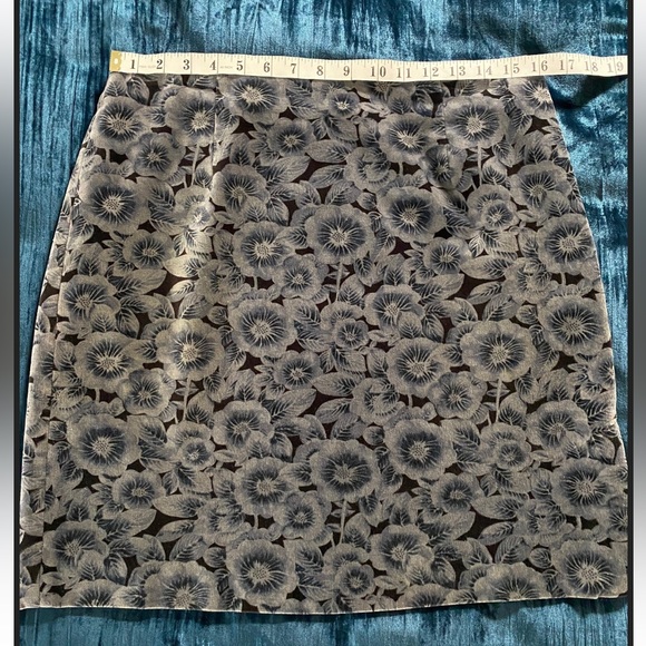 Ann Taylor Velvet Stretch Fabric Skirt - Grey Blue Floral - Size 10 - Picture 6 of 7